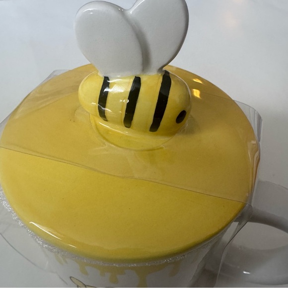 Disney Winnie the Pooh Mug with Lid - Picture 3 of 4
